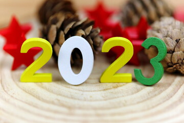 Anno nuovo 2023 con numeri colorati di legno