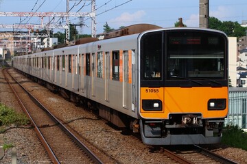 Fototapeta na wymiar 通勤電車 東武50050系