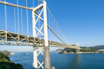 壇ノ浦パーキングエリアから見る青空と海と綺麗な夏の関門橋と関門海峡