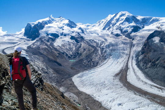 Schweizer Bergwelt im Wallis mit Frau