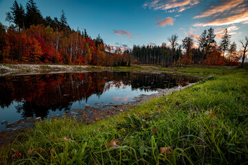 Popołudniowy jesienny widok na staw (okolice Jeleniej Góry) © Oktawian