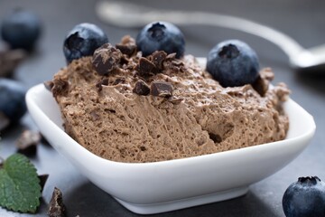 Mousse au chocolat mit Blaubeeren und Schokoraspel