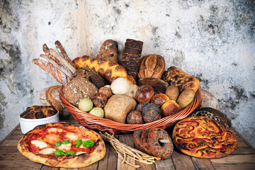 Diversi tipi di pane e pizza fatta a mano