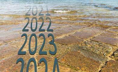 Bonne et heureuse année 2023, élégante carte de voeu montrant la fin de 2022, le passage à 2023...