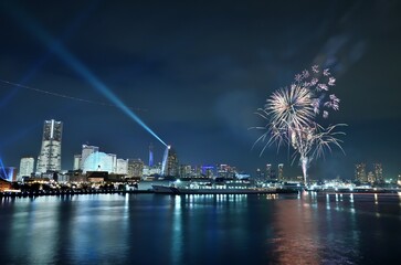 大桟橋から見るクリスマスイブの横浜みなとみらい全館点灯と花火とクロスナイトイルミネーション