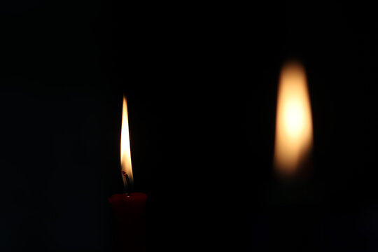 Celebraci&oacute;n con velas en en una habitaci&oacute;n oscura