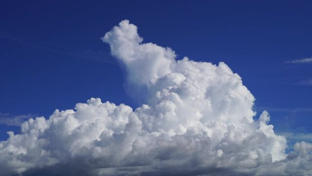 沖縄上空の青い空と流れる雲