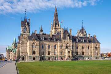 Obraz premium Facade of the West Block on Canada's Parliament Hill seen rising gracefully on a beautiful day.