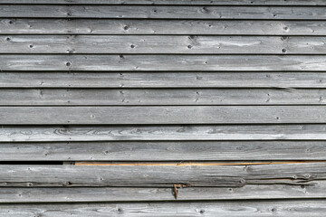 Außenwand einer alten Scheune mit verwittertem Holz
