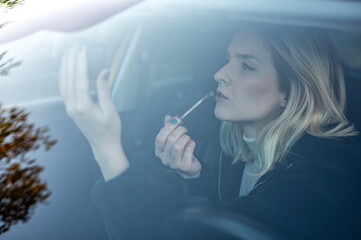 Young woman in the car. - obrazy, fototapety, plakaty