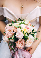 Obraz na płótnie Canvas bride holding bouquet of flowers