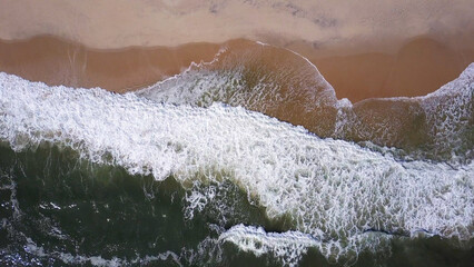 Fototapeta na wymiar Ocean waves crashing on beach