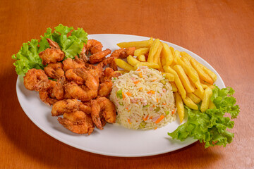 Milanese shrimp, accompanied by Greek rice and fries. Popular dish in Brazil.