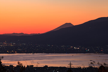 日本を代表する富士山の朝焼けは岡谷市からも見ることが出来ます
朝凪の諏訪湖もオレンジに染まります