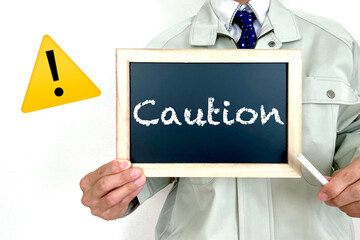 cautionの文字と注意マークと作業員