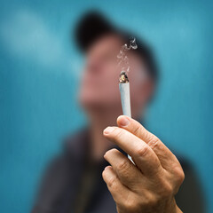 Mann raucht einen Joint - obrazy, fototapety, plakaty