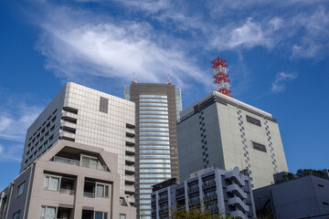 解体のためにカバーに覆われた建物
