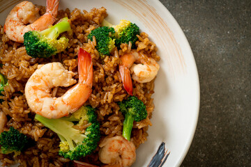 fried rice with broccoli and shrimps