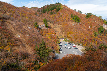 紅葉を見ながら山に登る　岐阜県三方岩岳