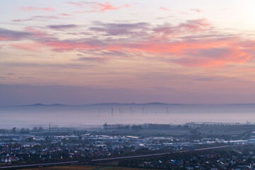 windräder im morgennebel