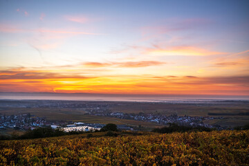 kurz vor sonnenaufgang mit morgenröte