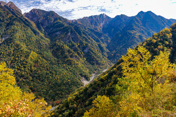 秋　紅葉の南アルプス林道からの絶景　奥に甲斐駒ヶ岳　両側に鋸岳、駒津峰、双児山