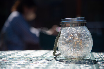 テーブル上のガラス細工のインテリア雑貨