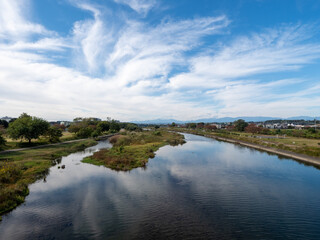 青空が映える大きな川の風景