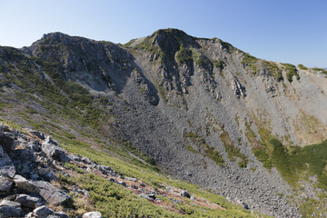 秋　南アルプス仙丈ヶ岳登山道からの仙丈ヶ岳山頂の風景
