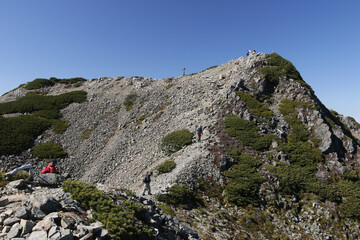 Fototapeta na wymiar 秋　南アルプス仙丈ヶ岳登山道からの仙丈ヶ岳山頂の風景