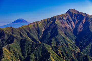 秋　南アルプス仙丈ヶ岳からの絶景　日本一位二位富士山、北岳