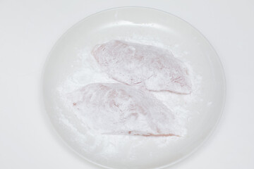 片栗粉をまぶしたカジキ