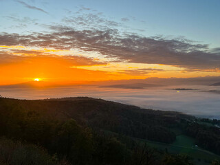 Tramonto sui monti di zurigo