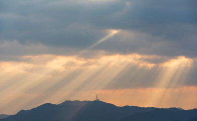広島市絵下山を照らす天使の梯子
