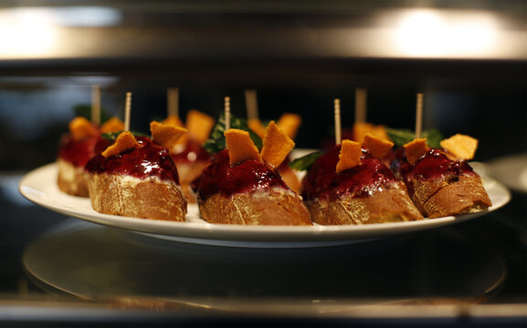 tostas de pincho con mermelada de ar&aacute;ndanos