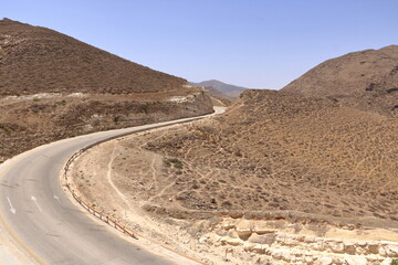 Oman Roadtrip: Deep canyons and steep roads on the highway 47 through the Dhofar mountains