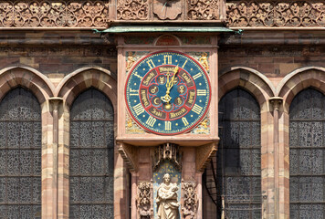 Clock at Strasbourg Cathedral - obrazy, fototapety, plakaty