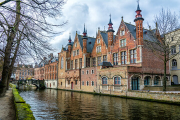 Fototapeta na wymiar Canaux de Bruges et maisons anciennes en brique