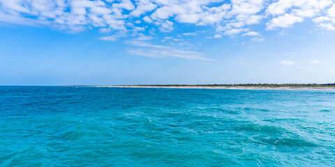 Fototapeta na wymiar Panorama of the emerald Atlantic Ocean and the beach on the horizon in Florida in sunny weather