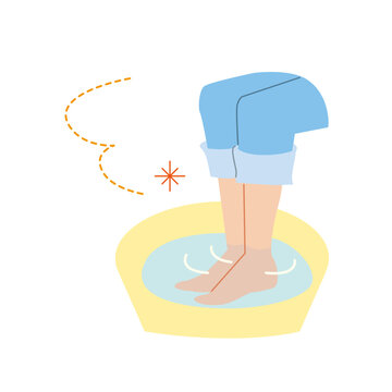 お湯を張った洗面器の中で両足を温めている足のアップ 線なし