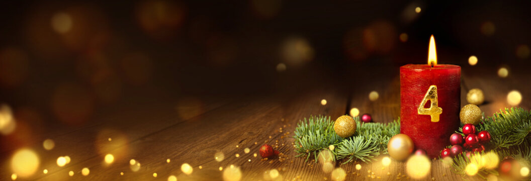 Vierter Advent Kerze in rot mit Zahl auf rustikalem Holz. Abstrakter Hintergrund mit Bokeh Lichtern, Tannenzweigen und Christbaum Dekoration zu Weihnachten. Banner, Panorama, Header. Teil 4 der Serie.