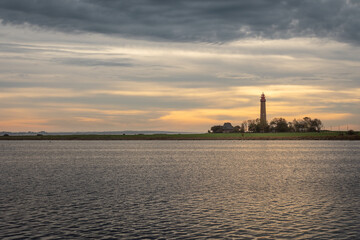 Leuchtturm Flügge auf der Insel Fehmarn an der Ostsee im herbstlichen Abendlicht