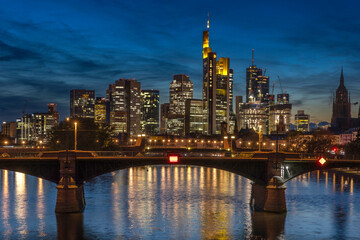 Fototapeta na wymiar Frankfurt am Main, Hessen, Deutschland, Skyline mit Ignaz-Bubis Bruecke und Commerzbank Tower, Uebersicht 