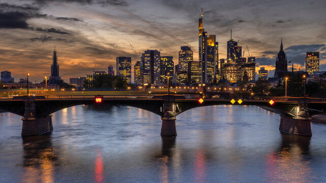 Frankfurt am Main, Hessen, Deutschland, Skyline mit Ignaz-Bubis Bruecke und Commerzbank Tower, Uebersicht