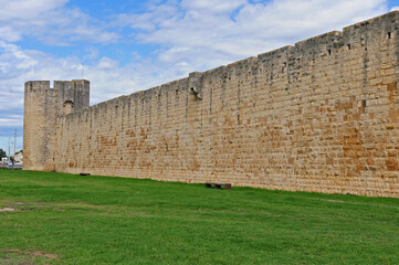 Le mura di Aigues Mortes – la Città Fortezza della Camargue. Francia