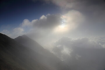 鳥取県の紅葉した伯耆大山とご来光