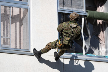 ロープ降下をする軍人（Abseiling soldier）
