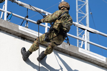 ロープ降下をする軍人（Abseiling soldier）