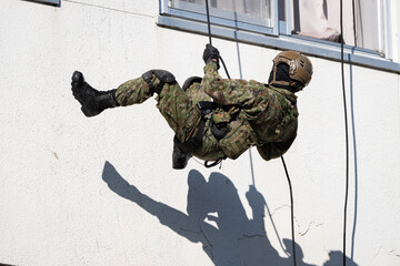 ロープ降下をする軍人（Abseiling soldier）