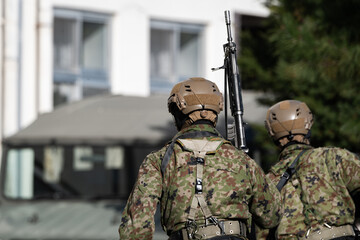 銃を構えた自衛官（Japanese soldier holding his rifle）